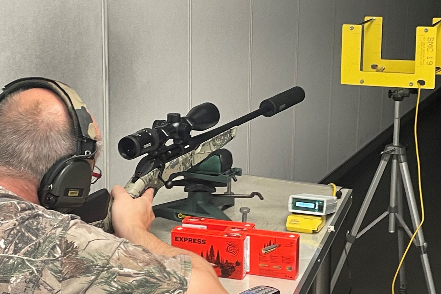 Test GECO EXPRESS: Warum verringern sich mit den schnell und gestreckt fliegende Teilzerlegungsgeschossen die Fluchtstrecken bei Schüssen auf weite Distanzen? Der Testaufbau für die Schießstandprüfung der GECO EXPRESS in .308 Win. Hier mit der Benelli Lupo Be.S.T. Country.