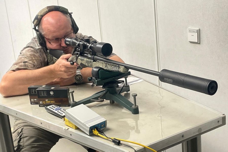 Test RWS HIT und HIT SHORT RIFLE: Wie funktioniert das bleifreie HIT Geschoss mit hoher Tiefenwirkung, großer Knock-Down-Power und minimaler Wildbretentwertung? Der Testaufbau für die RWS HIT und HIT SHORT RIFLE mit der Benelli Lupo BE.S.T open Country in .308 Winchester auf der 100-m-Bahn.