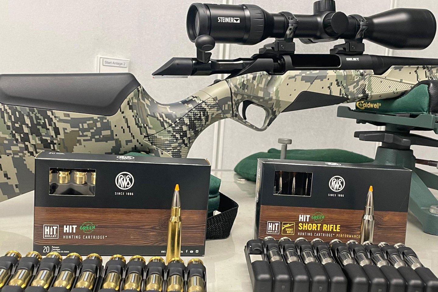 Test RWS HIT und HIT SHORT RIFLE: Wie funktioniert das bleifreie HIT Geschoss mit hoher Tiefenwirkung, großer Knock-Down-Power und minimaler Wildbretentwertung? Die Packungen der RWS-Jagdpatronen HIT und HIT SHORT RIFLE. Davor liegen die teilbaren Plastik-Trays in den die Patronen gehalten werden.