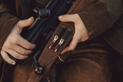Test RWS HIT und HIT SHORT RIFLE: Wie funktioniert das bleifreie HIT Geschoss mit hoher Tiefenwirkung, großer Knock-Down-Power und minimaler Wildbretentwertung? Hier stecken RWS HIT SHORT RIFLE-Patronen in den Schlafen am Trageriemen. Die orange Spitze verrät, dass es ein HIT-Geschoss und die vernickelte Hülse, dass es eine SHORT RIFLE-Patrone ist.