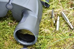 Test & Technik: Steiner Nighthunter 8x56 – das Fernglas im Video Objektivlinse des Steiner Nighthunter 8x56 Fernglas für die Dämmerungs- und Nachtjagd