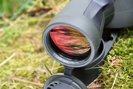 Test & Technik: Steiner Nighthunter 8x56 – das Fernglas im Video Eine Objektivlinse des Steiner Nighthunter 8x56 in der Nahaufnahme