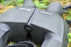Test & Technik: Steiner Nighthunter 8x56 – das Fernglas im Video Nahaufnahme des Steiner Nighthunter 8x56 zeigt die Porro-Bauweise des Jagdfernglases