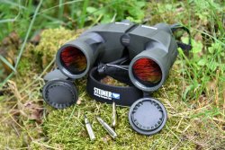 Test & Technik: Steiner Nighthunter 8x56 – das Fernglas im Video Fernglas Steiner Nighthunter 8x56 für die Jagd mit geöffneten Objektivdeckeln