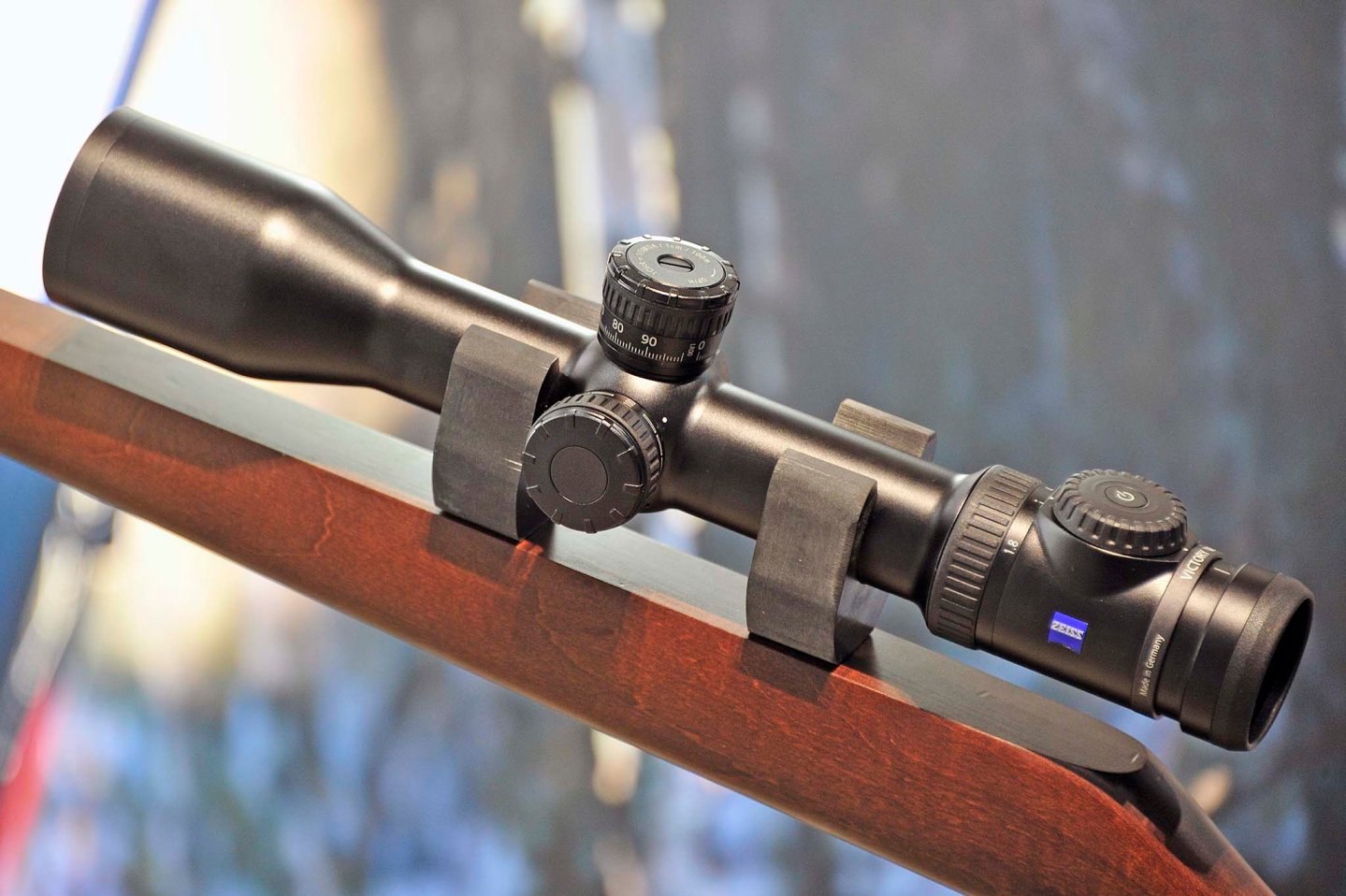 Zeiss Victory V8 Das Zeiss Victory V8 1,8 - 14 x 50 im montiertem Zustand.