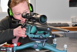 GECO Optiken im Überblick Schütze schaut durch Zielfernrohr GECO Gold.
