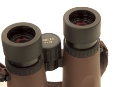 Kahles Helia Fernglas mit ausgedrehten Augenmuscheln.