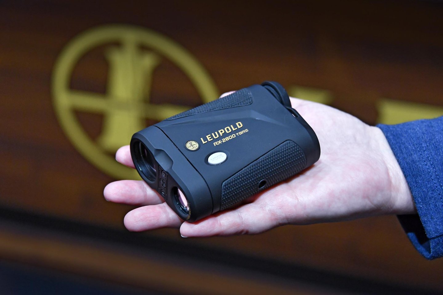 Leupold präsentiert den neuen Laser-Entfernungsmesser RX-2800 TBR/W Laser-Entfernungsmesser RX-2800 TBR/W von Leupold zum Größenvergleich in der Hand.