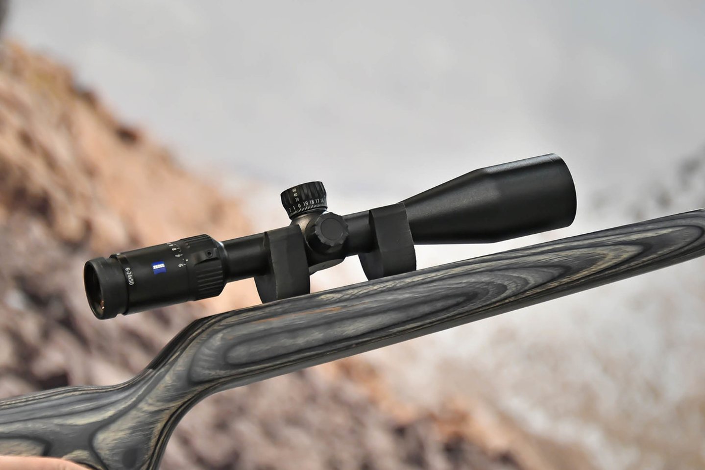 Das ZEISS Conquest V4 montiert auf einer Demowaffe.