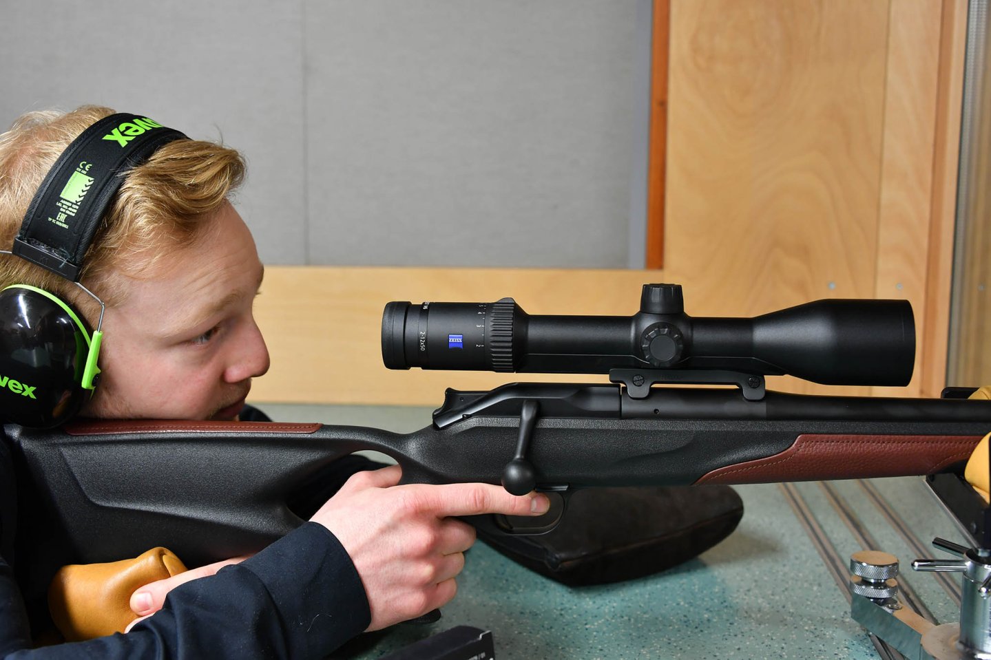 Schütze mit Gehörschutz mit Blick durch ZEISS Conquest V6