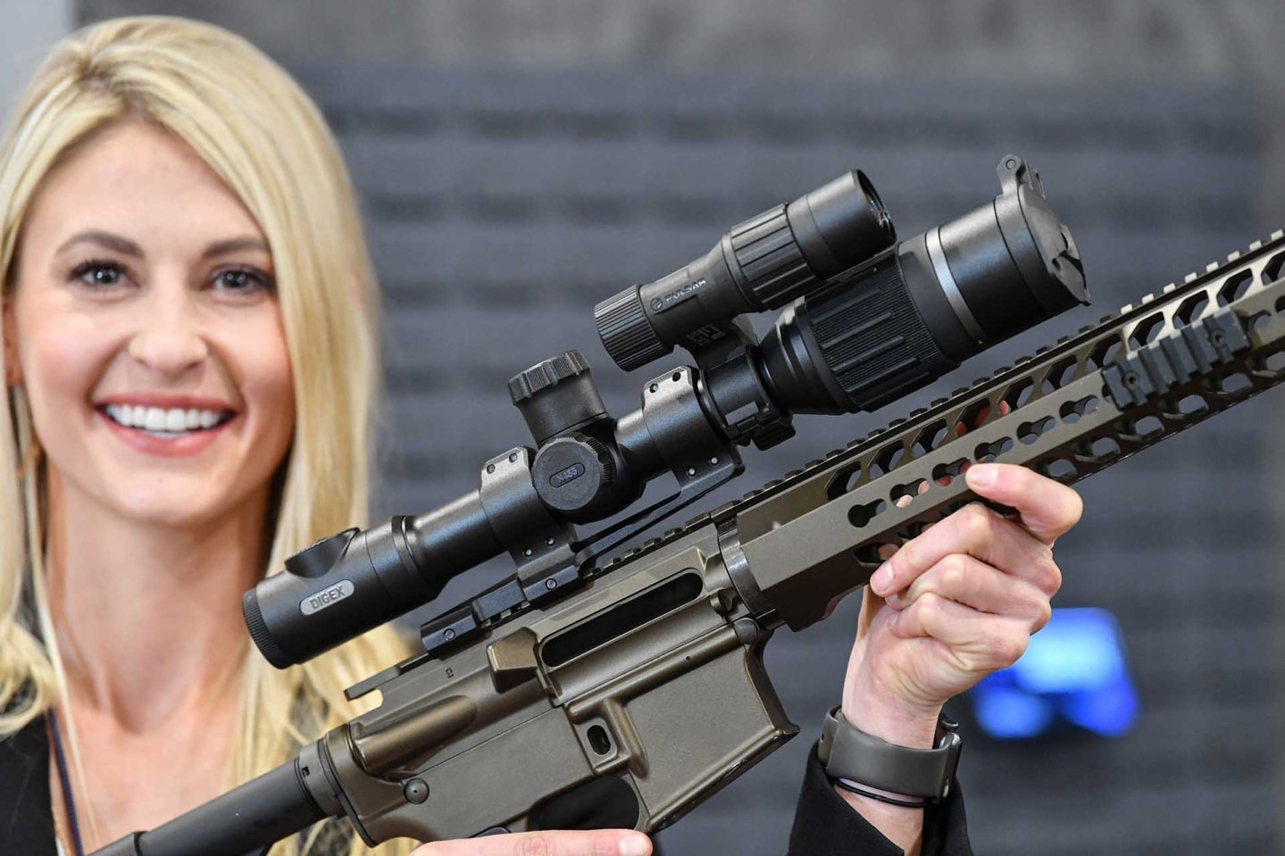 PULSAR Digex Zielfernrohr mit 40-mk-Sensor auf der SHOT Show 2020 präsentiert von einer blonden Dame