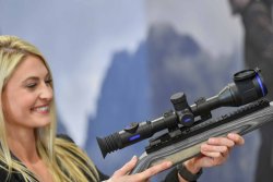 Pulsar Thermion 2 xq50 Zielfernrohr auf buechse mit blonder dame