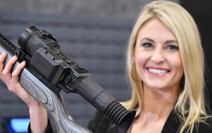 Pulsar Trail 2 lrf Zielfernrohr mit laserentfernungsmesser und 40-mk-sensor auf der shot Show 2020 praesentiert von einer blonden dame