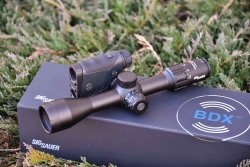 Brandneue Jagdoptiken: SIG Sauer BDX Electro-Optics-Modellreihe Neue Jagdoptiken SIG Sauer BDX Electro-Optics Zielfernrohr und Laser-Entfernungsmesser auf Schachtel im Gras