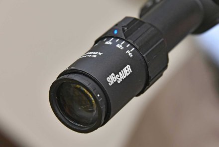 Brandneue Jagdoptiken: SIG Sauer BDX Electro-Optics-Modellreihe Okular des optoelektronischen Zielfernrohrs SIG Sauer SIERRA 3 BDX 4,5-14x44 mm für die Jagd
