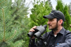 Test & Technik: Steiner Nighthunter 8x56 – das Fernglas im Video Jäger führt Steiner Nighthunter 8x56 Fernglas an die Augen