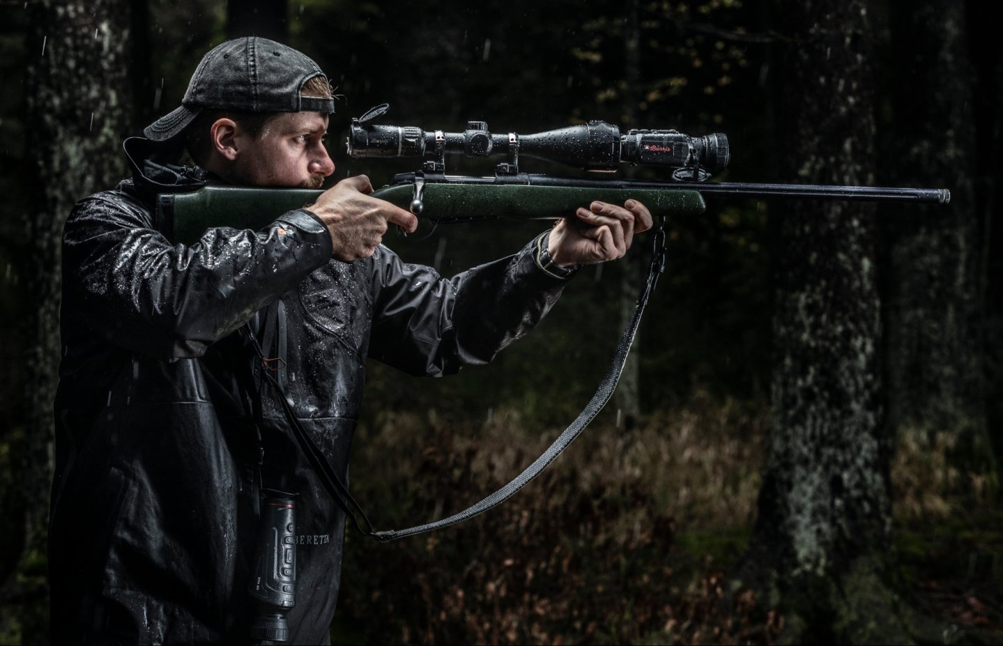 Clip-On C35/C50 und Handheld H25/H35/50 von Burris: Die fünf neuen Wärmebildkameras des US-Herstellers mit allen Details Jäger mit Gewehr im Anschlag. Er nutzt zwei Wärmebildkameras von Burris.