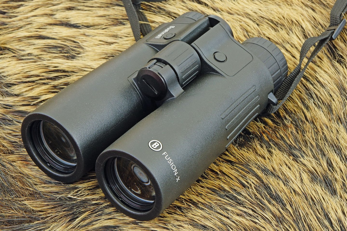 Bushnell Fusion X in 10x42 mit integriertem Laserentfernungsmesser: Der Rangefinder im Test Bushnell Fusion X 10x42 im Detail.
