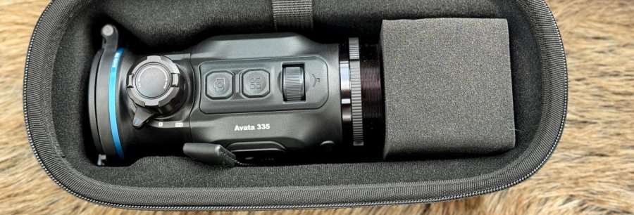 Conotech Avata 335 – günstiges Wärmebildvorsatzgerät zur Nachtjagd: Der ausführliche Praxistest CONOTECH Avata 335 in der mitgelieferten Transporttasche.