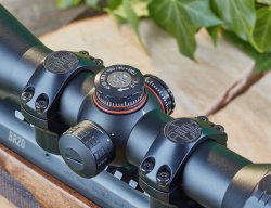 Breites Spektrum - das Kompakte Helia 1,6-8x42i von Kahles für Pirsch und Bewegungsjagd Kahles Helia 1,6-8x42i mit gut lesbarer Skala