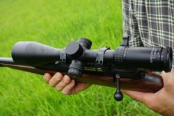Was kann das neue Zielfernrohr GPO SPECTA 6x 3-18x56i G4i Fiber mehr als andere Jagdoptiken dieser Preisklasse? Blick auf den linken Turm des GPO 3-18x56i mit Beleuchtungseinheit und Parallaxe-Ausgleich.