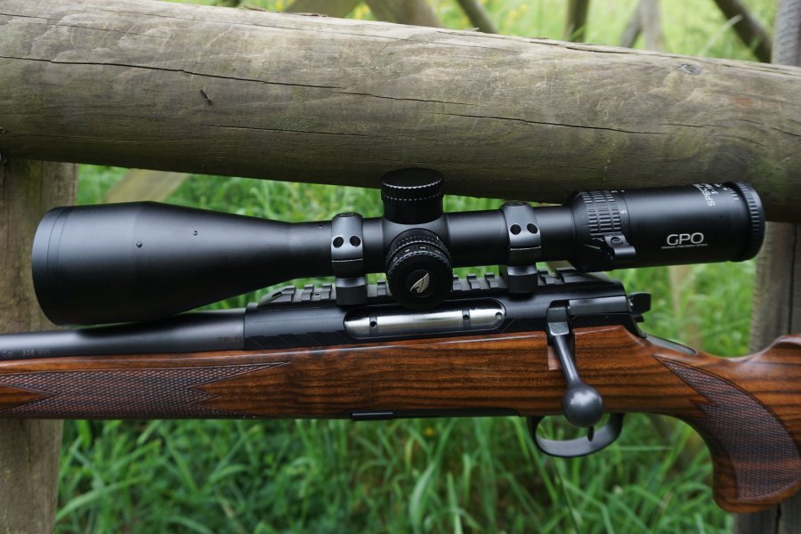 Was kann das neue Zielfernrohr GPO SPECTA 6x 3-18x56i G4i Fiber mehr als andere Jagdoptiken dieser Preisklasse? Das neun GPO SPECTRA 3-18x56i G4i Fiber von der linken Seite aus betrachtet.