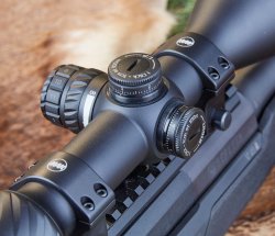 Das Zielfernrohr Burris Six Xe 3 - 18 x 56 für Jagd und Sport mit Sechsfach-Zoom Burris Six Xe 3 - 18 x 56, Ansicht von oben.