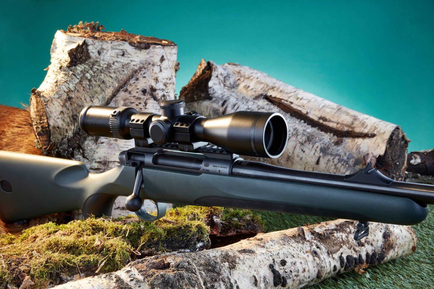 Test: Delta Optical 1,5-9x45 Titanium HD – was bietet das günstige Universal-Zielfernrohr für die Jagd? Delta Optical 1,5-9x45 Titanium HD auf Mauser 18 Waldjagd in rechter Seitenansicht
