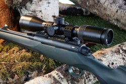 Test: Delta Optical 1,5-9x45 Titanium HD – was bietet das günstige Universal-Zielfernrohr für die Jagd? Delta Optical 1,5-9x45 Titanium HD auf Mauser 18 Waldjagd in linker Seitenansicht