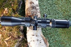Test: Delta Optical 1,5-9x45 Titanium HD – was bietet das günstige Universal-Zielfernrohr für die Jagd? Delta Optical 1,5-9x45 Titanium HD auf Mauser 18 Waldjagd in Draufsicht