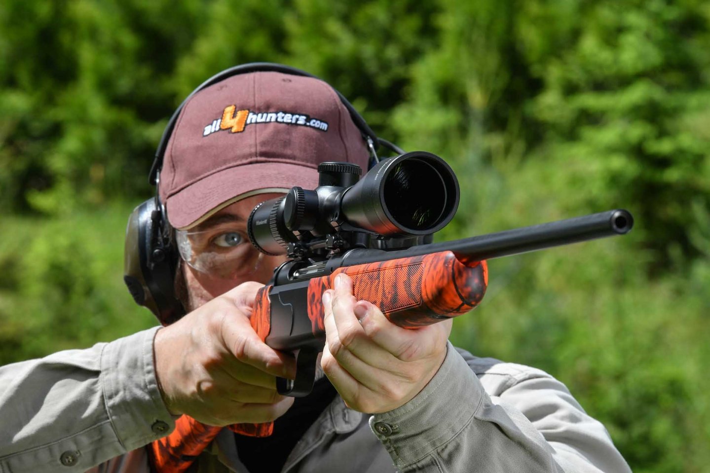 Delta Optical Titanium 4-24x50 HD auf einer Krieghoff Semprio vom Schützen im Anschlag gehalten.