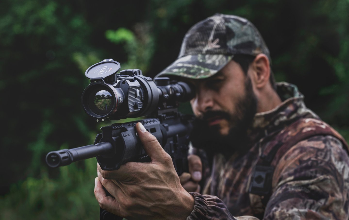 Das InfiRay MATE MAH50 montiert auf auf einem Zielfernrohr.