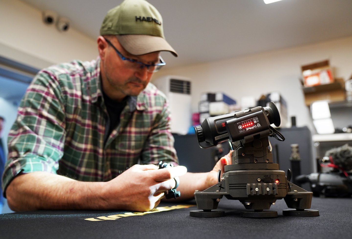 Praxistest und Video mit dem Stativ T-CROW XRII von xSpecter – Nachtjagd mit Auto und Wärmebildkamera Mitarbeiter von Frankonia mit dem  T-CROW XRII von xSpecter