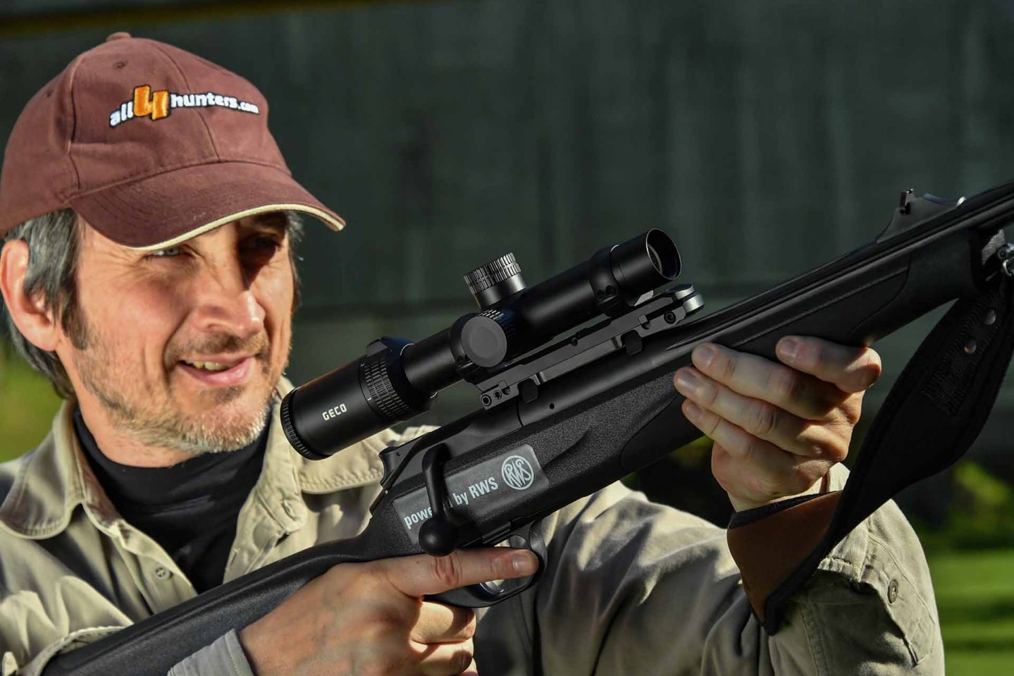 GECO 1-5x24i Zielfernrohr auf Blaser R8 auf dem Schiessstand Seitenansicht Schuetze