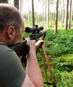 Universal-Zielfernrohr im Praxistest: Was kann das jagdliche GECO 1,7-9x44i? Jäger mit Büchse, darauf ein GECO 1,7-9x44i.