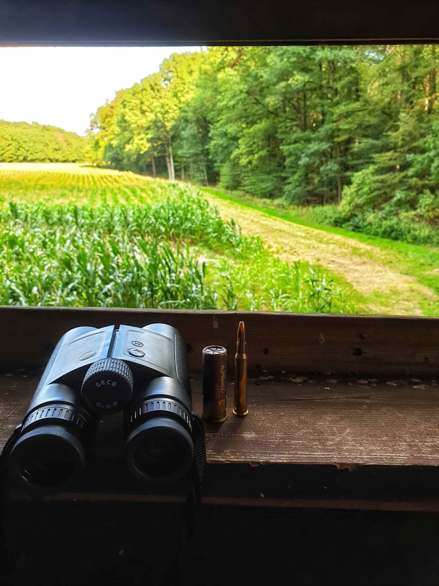 GECO 10x50 RF Fernglas mit Laserentfernungsmesser für die Jagd im User-Test GECO 10x50 RF Fernglas auf dem Hochsitz mit Patronen