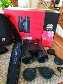 GECO 10x50 RF Fernglas mit Laserentfernungsmesser für die Jagd im User-Test GECO 10x50 RF Fernglas mit Verpackung und Zubehör beim Unboxing
