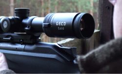 GECO Gold im Testbetrieb Nahaufnahme eines Gewehres mit montierter GECO Gold Optik