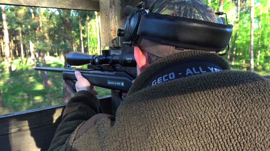 the.passionist testet GECO Gold Max hat sein Gewehr im Anschlag und nimmt sein Ziel mit einem Blick durch das Zielfernrohr in Augenschein