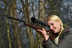GECO Optiken im Überblick Frau schaut durch Zielfernrohr.