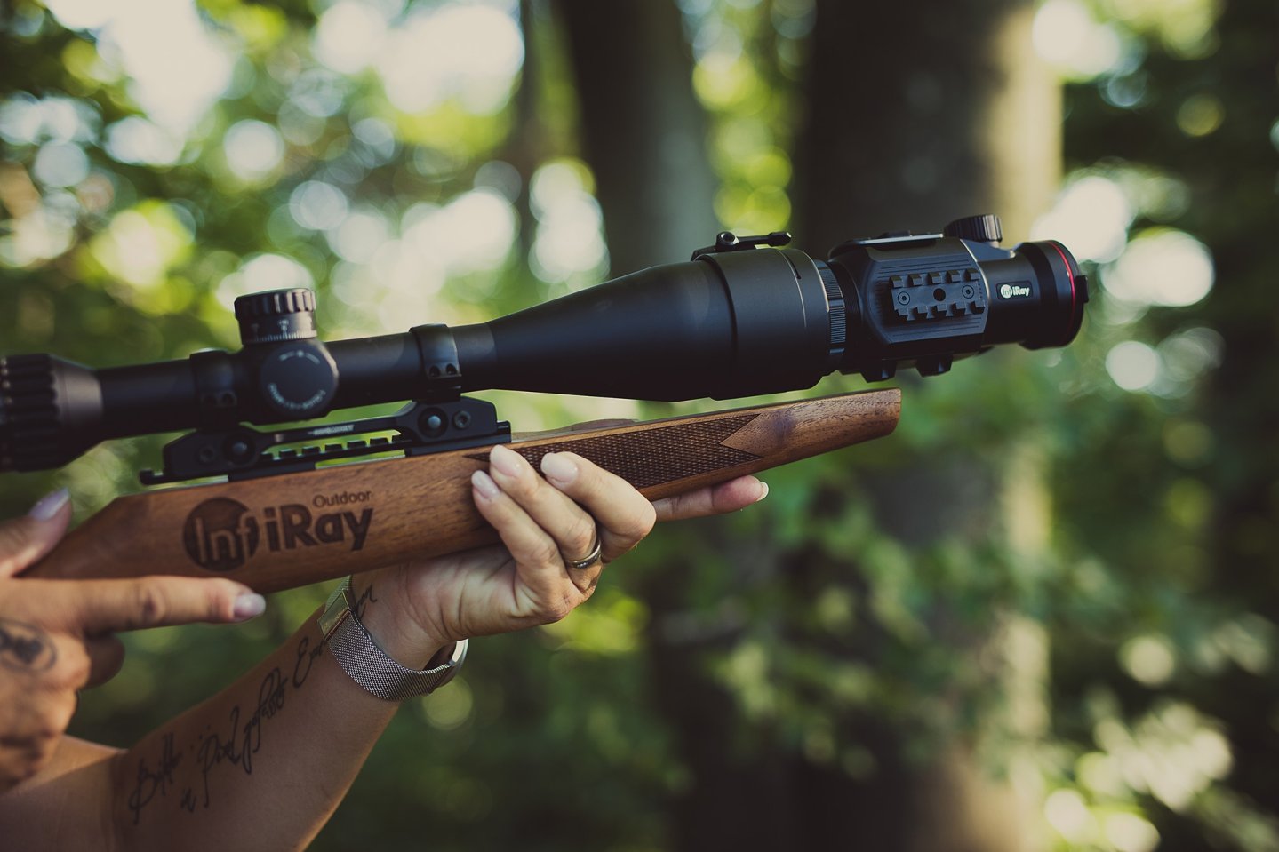 InfiRay Mate MAH 50 auf einem Zielfernrohr.