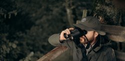 Jagdliche Kombi im Praxistest: GPO (German Precision Optics) Rangeguide 2800 8x50 und Zielfernrohr 2,5-20x50i Jäger mit GPO Rangeguide.