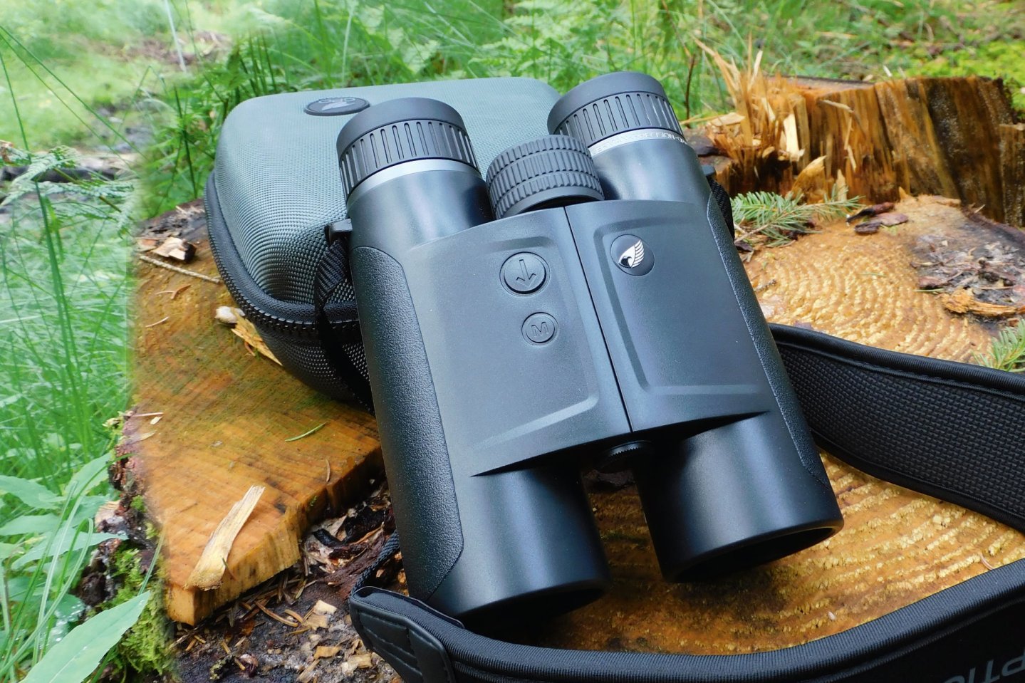 Jagdliche Kombi im Praxistest: GPO (German Precision Optics) Rangeguide 2800 8x50 und Zielfernrohr 2,5-20x50i GPO Rangeguide 2800 mit Verpackung.