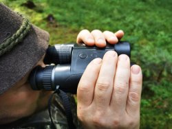 Jagdliche Kombi im Praxistest: GPO (German Precision Optics) Rangeguide 2800 8x50 und Zielfernrohr 2,5-20x50i Jäger schaut durch das GPO Rangeguide 2800 8x50.