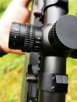 Jagdliche Kombi im Praxistest: GPO (German Precision Optics) Rangeguide 2800 8x50 und Zielfernrohr 2,5-20x50i Detail der Bedienelemente des GPO 2,5-20x50i.