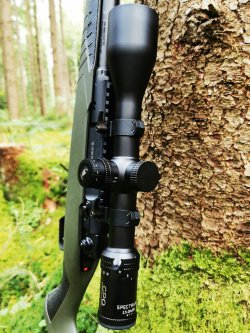 Jagdliche Kombi im Praxistest: GPO (German Precision Optics) Rangeguide 2800 8x50 und Zielfernrohr 2,5-20x50i Das GPO 2,5-20x50i auf einer Jagdbüchse.