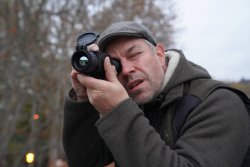 Im Test: Das Wärmebildgerät GPO Spectra TI 35 in Kombination mit dem ZF Spectra 6x 2-12x50i Mann schaut durch Wärmebildgerät.