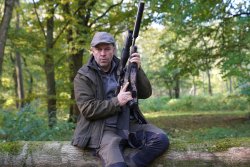 Im Test: Das Wärmebildgerät GPO Spectra TI 35 in Kombination mit dem ZF Spectra 6x 2-12x50i Der Autor mit der Testausrüstung.