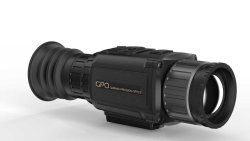 Im Test: Das Wärmebildgerät GPO Spectra TI 35 in Kombination mit dem ZF Spectra 6x 2-12x50i GPO Spectra TI 35 komplett von rechts.