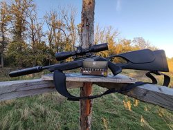 Im Test: Das Wärmebildgerät GPO Spectra TI 35 in Kombination mit dem ZF Spectra 6x 2-12x50i Waffe mit GPO-Optiken komplett von links auf dem Hochsitz.